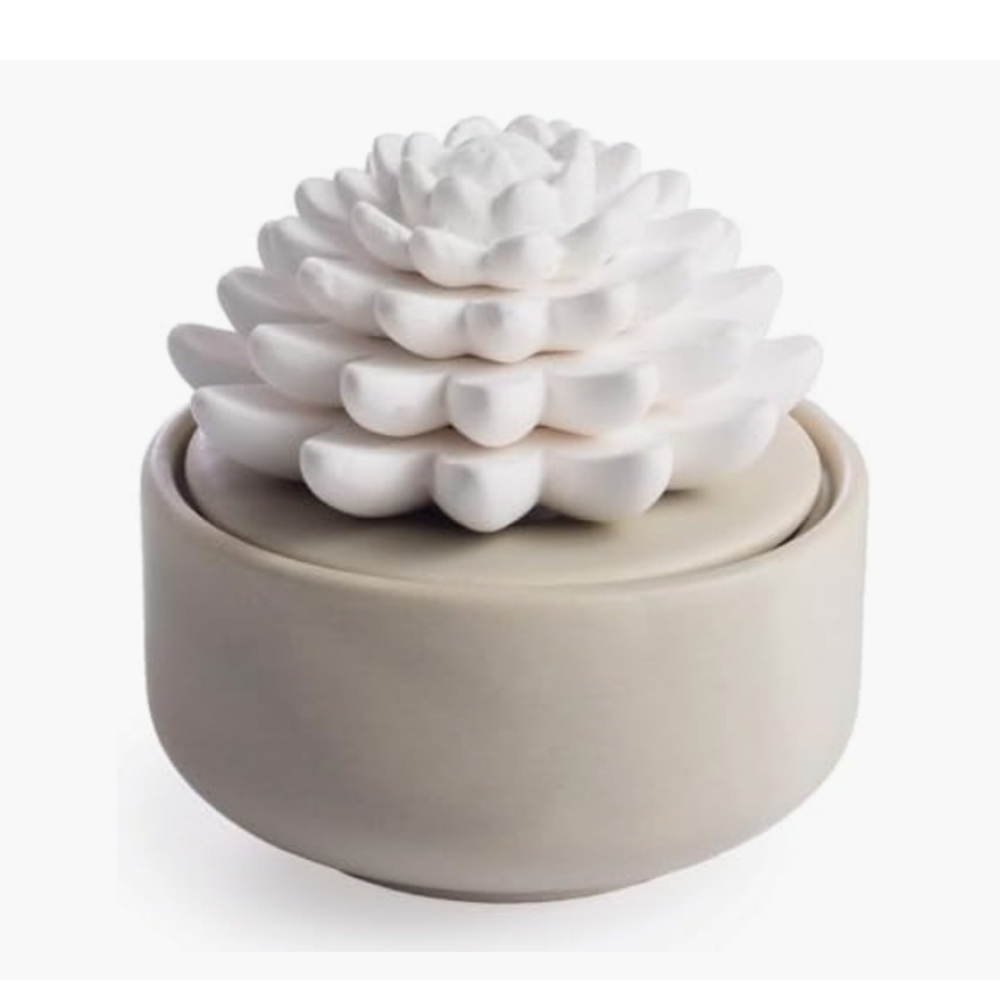 Ceramic Essential Oil Diffuser: White & Cream